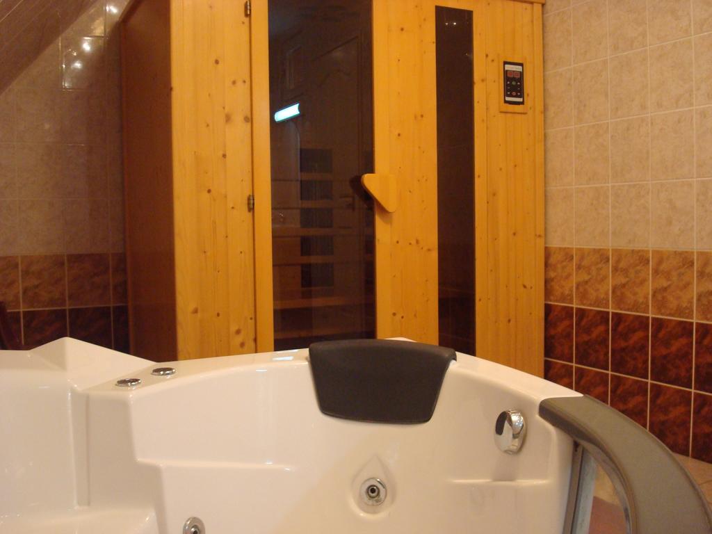 Hotel Arany Trofea 埃格尔 外观 照片